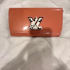 FLASH SALE! Louis Vuitton Vernis Twist Wallet Blush Pink LV Twist Lock Authentic